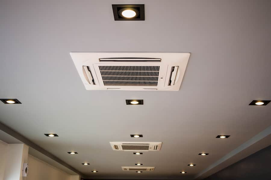 Moderne cassette airconditioning-systeem in plafond