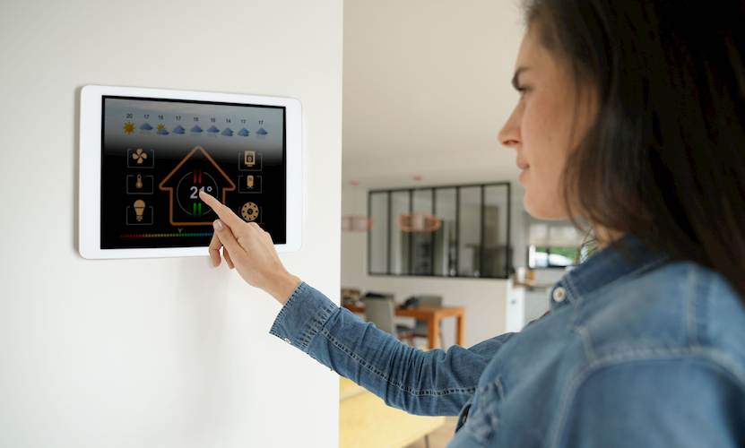 Smart home control systeem aan de muur